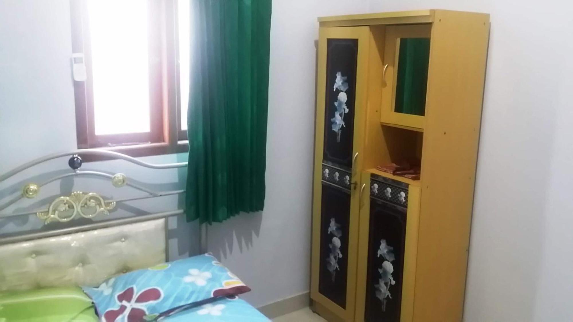 Spot On 93880 Guest House Bu Iin Syariah Sidoarjo Exterior photo